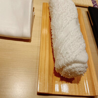 鮨 四心 - 檜の香りのするおしぼり