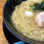 Yokohama Ie Kei Ramen Yorokobiya - この系列の中でもライトなスープ。