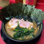 家系ラーメン王道 いしい - ラーメン800円。海苔増し100円。