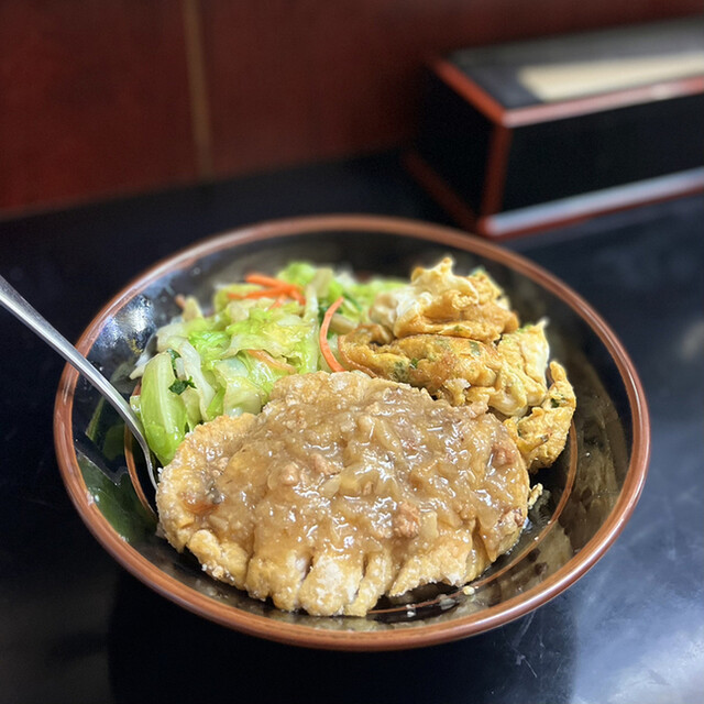 ディープな台湾料理店「銭爺」で、本場の排骨飯(パイコーハン)を