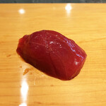 嶋鮨 - づけ。この日は10分くらい関東の醤油につけたものとのこと。見ために反してあっさり、まぐろの酸味を味わえます