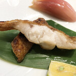 嶋鮨 - 皮目はカリッと、身はフワッとジューシーで、ほのかな塩気。壱岐の一本釣りのお味は半端ないです