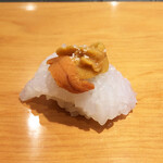 嶋鮨 - いかうにのせ。いかは細かく包丁が入っているので、すぐにほどけて、いかの甘み、うにの香り、ほんのりとした塩加減を楽しめます