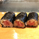 嶋鮨 - とろ巻き。巻物はこのほかにうに巻きとしそ巻きがありました