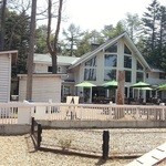 ドッグデプトガーデン - ドッグランの向こうにお店が