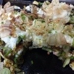 松風 - 広島風　豚玉ネギ盛り1050円　鰹節と青のりかけました。