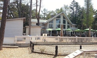 ドッグデプトガーデン - ドッグランの向こうにお店が