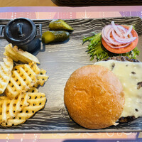 シースケープ テラス・ダイニング - 国産牛ビーフバーガー モントレージャックチーズ 柚子胡椒アイオリ 4,150円