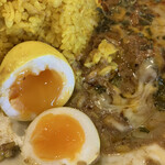 CURRY TO GALLERY - ほろほろチキンのバターチキンカレー　1000円　ご飯大盛り　100円　たまごのアチャール　200円