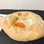 世界のパン パダリア - ハチャプリ　リベイクしたらチーズがとろけてとっても美味しかったです。大きなパンですが軽くてぺろっと食べられちゃいました。