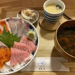 Shokudou Mitsu - 海鮮丼定食＝1000円 税込
                        (刺身5種 小鉢 茶碗蒸し 赤だし)
                        