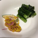 鳴子ホテル - 菊の花、酢漬け。奥は何の葉かわからないけど辛味があるんです。漬物が酒の肴になる年齢になったようです。