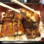 田舎庵 - カリッと身に甘め濃いめのタレがからんでいます。高温で小骨を溶かす地焼きの鰻は、何の心配もなくお味だけを堪能できます