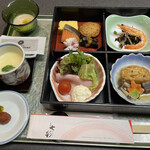 Nihonryouri Shichisai - 綺麗な飾り付けで、一人一人の朝食です。