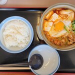 山田うどん - 豚キムチのピリ辛鍋焼きうどん（880円） ライスセット（120円）