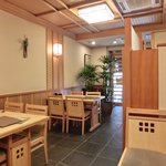 宮川本廛 赤坂宮川 - 店内のテーブル席の風景です