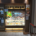 とんかつ 和幸 - 店舗の右側には、テイクアウト用のトンカツ売り場も併設しています。
