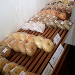 ドーナツ・ベーグル専門店 ふわもち邸 - ベーグルは入って左の棚