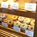 ドーナツ・ベーグル専門店 ふわもち邸 - ドーナツはショーケース