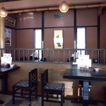 うなぎ若松 - 黒を基調としたシックな店内