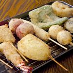 呑喰レトロ酒場コマネチ - 名物の串カツは、タネも豊富な自慢の一品！