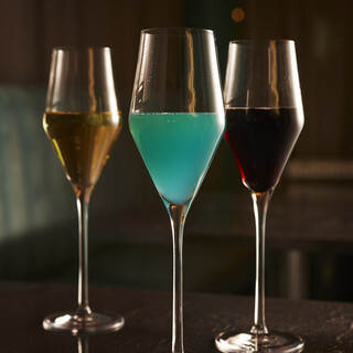 煌めくブルーカクテルで乾杯。その他カクテルも豊富にご用意あり