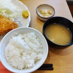 黒豚とんかつ せんごく - ご飯、味噌汁、漬物 ♪