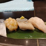 立食い寿司 根室花まる - 左からシメサバ、おすすめ３種ボタン海老、とろにしん、ボウズ