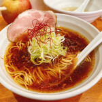 鶏中華そば だまや - 奥には済んだお碗が…りんごはサービスです♪