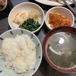 大満 - カルビ定食のご飯・味噌汁・ナムル・キムチ