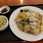 廣聚隆 - 「海鮮五目あんかけ焼きそば」着盆＼(^o^)／ スープとお新香がお供に♬