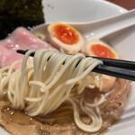 酒肴場 屯 - 三河屋製麺の細ストレート麺はしっかりコシを残しつつしなやかな茹で上がり