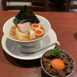 酒肴場 屯 - 津軽煮干し中華蕎麦（味玉入り）¥900、本日限定宮崎牛肉丼¥500