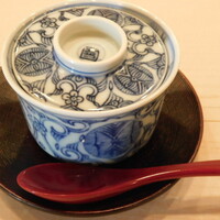 すし いわお - 開ける前のぎんなんの茶碗蒸し(お椀)