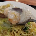 廣聚隆 - 海鮮スプーンリフト⤴️海老はプリプリ♬イカは柔らかぁ～♪