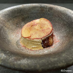 カーサ・デル・チーボ - 紅玉のタルトタタン シナモンのセミフレッド添え