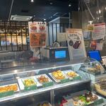 Meat up!! - お店のショーケースに並んだ、一見揚げ物のような鶏肉や豚肉はすべてがノンフライで作られてます。