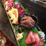 新和食 きくい - 馬刺し
      上ロース、上バラ、タン、レバー、ふたえご、たてがみ