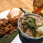 マンゴツリーカフェ - 鶏のガパオとタイの汁そばのハーフ&ハーフ
