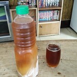 だるま食堂 - 出された麦茶
            ペットボトルの下の方は凍ってました。