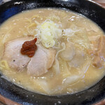 札幌らーめん みそ源 - ラーメンはコッテリ系、辛味噌とごぼうがユニーク