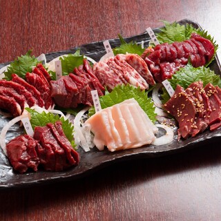 We are also proud of our high-quality horse sashimi from Kumamoto Prefecture, where you can enjoy 11 different parts.