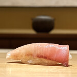 鮨 一幸 - 鰤。折り畳んで握っており食感が良いですね。