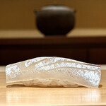 鮨 一幸 - サヨリ。食感良くしょっぱくてうまい。ビジュアルも美しい。