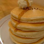 パンケーキママカフェ VoiVoi - ふわふわの「クラシック・バターミルクパンケーキ」。５枚まで追加可能