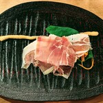 リストランテ ピノキオ - 自家製(!)生ハムとリコッタ　干し柿　グリッシーニ