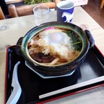 両国食堂 - 鍋焼きうどん 1,000円(税込)、トッピング えび天 200円(税込)。