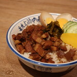 191700035 - 魯肉飯は、定番のたくあんとたまご、そして高菜のトッピングです。