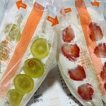 神戸サンドウィッチ工房 - 生クリームといちごのサンド＋シャインマスカットサンド　　