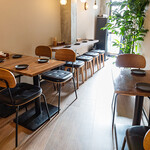 ネオ下町バル ラルフ - 内観 奥テーブル席